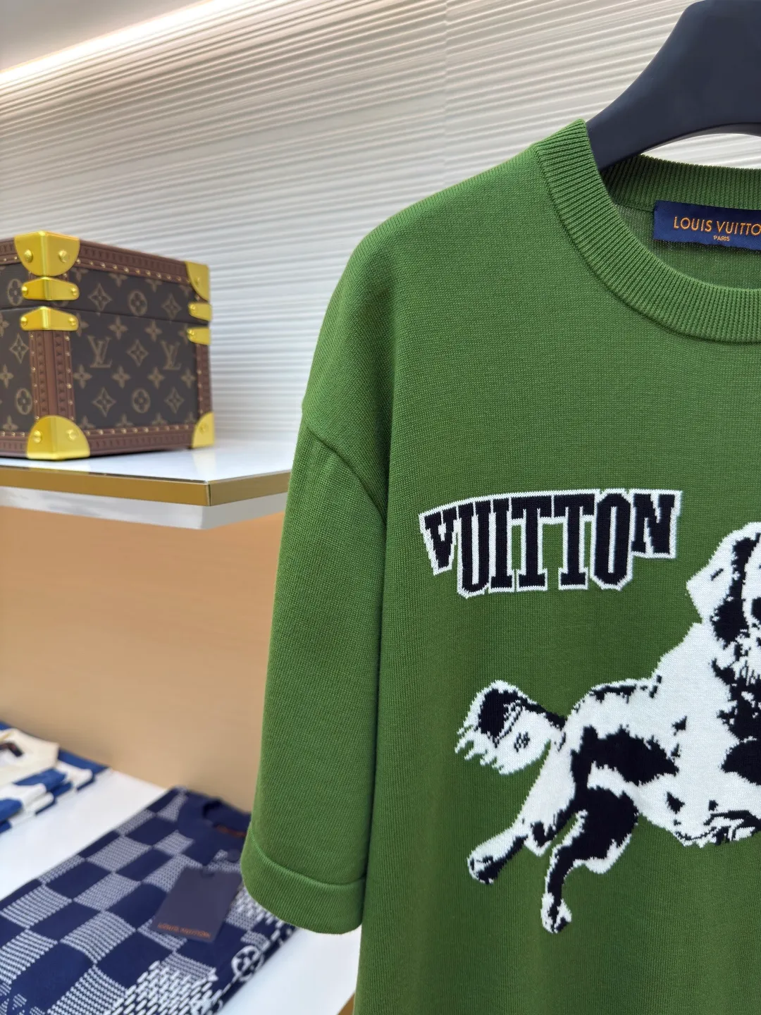 LOUIS VUITTON Golden Retriever Puppy Woolen Short Sleeves ●Authentic product: purchased and developed by 8706 ●Item number: 1680011-A65 ●Fabric: high-quality pure cotton ●Technology: Woolen ●Version: Fitted version ●Size: XS-S-M-L ●Description: It is made of high-quality pure cotton 14S fine knitted fabrics and wool hanging machines imported from Germany. The knitting threads are color-matched to the original garments, environmentally friendly fixed dyeing, and customized cotton yarns are introduced. The jacquard fabrics require fine yarn counts and extremely high requirements for raw cotton. The inlaid logo pattern on the chest and back is a pattern drawn by computer scanning. The pattern is exquisite and delicate. The jacquard is made of imported high-quality cotton yarn fabric with warp and weft interlaced to form a jacquard pattern structure. It is not only beautiful and elegant, but also has a certain artistic value. The overall wiring is straight and delicate. The fabric is comfortable and soft. The color is consistent and there is no color difference. The overall wiring is straight and delicate. It can be matched with the same style to create a fashionable look and control various occasions. Customized accessories, complete with three standards, same style for men and women!